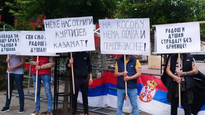 Protest ispred opštine Zvečan zbog uhapšenih Srba: Građani traže njihovo puštanje na slobodu