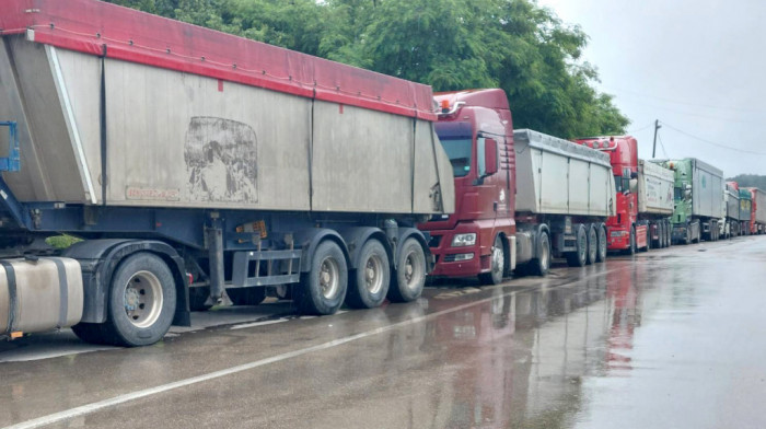 Teretna vozila ne mogu preko graničnih prelaza Bezdan i Neštin jer zbog nevremena nema struje