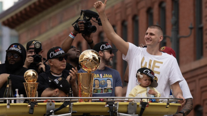 Navijači Denvera na ulicama slave NBA šampione: Jokić pozdravljen skandiranjem "MVP" i srpskim zastavama