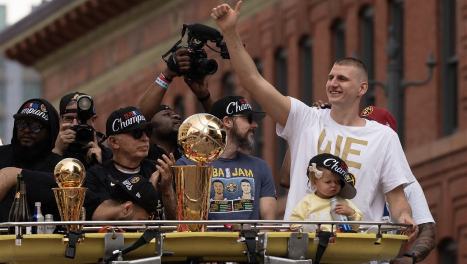 Navijači Denvera na ulicama slave NBA šampione: Jokić pozdravljen skandiranjem "MVP" i srpskim zastavama