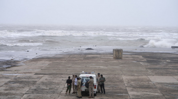Jak ciklon pogodio Indiju i Pakistan: Vetar čupao krovove, drveće i dalekovode