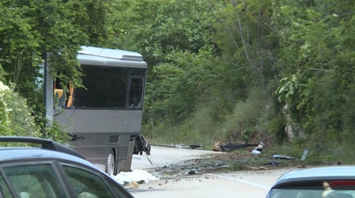 Vozač autobusa u Brestovcu tražio parking i udario u banderu, pa deo sela ostavio bez struje