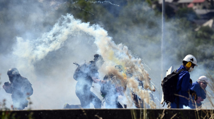 Protest ekoloških aktivista u jugoistočnoj Francuskoj: Letele kamenice, policija odgovorila dimnim bombama