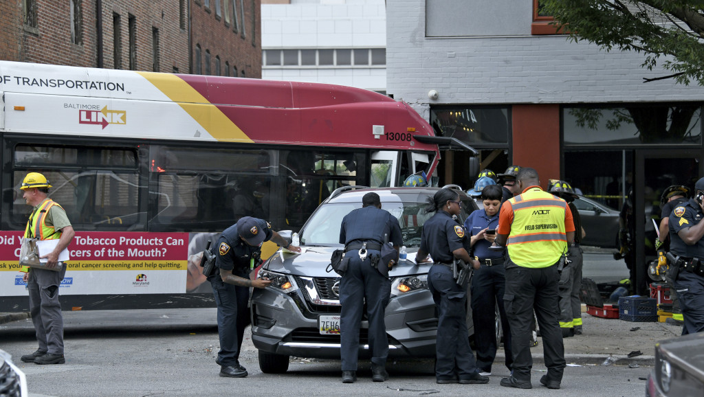 U sudaru autobusa i dva automobila u Baltimoru povređeno 17 osoba