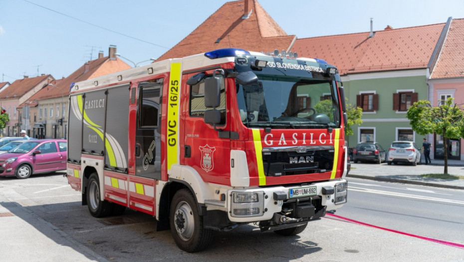 Veliki požar izbio u industrijskoj zoni blizu Ljubljane