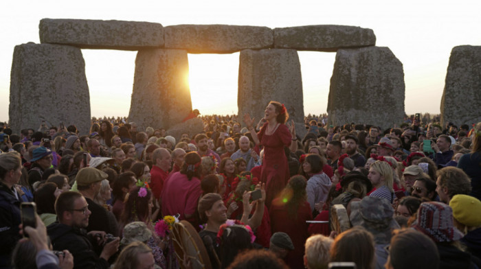 Druidi proveli noć na svetilištu: Turisti i lokalno stanovništvo obeležavaju letnji solsticij na Stounhendžu