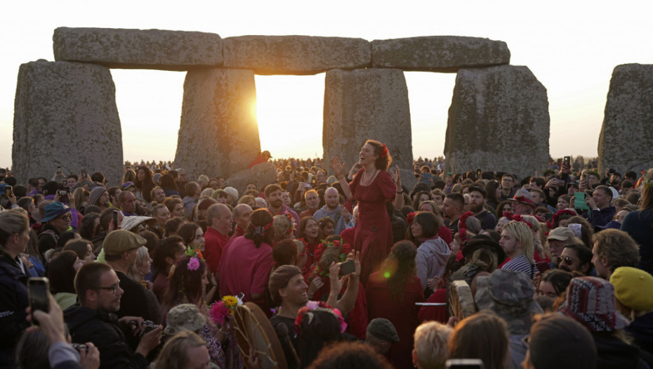 Druidi proveli noć na svetilištu: Turisti i lokalno stanovništvo obeležavaju letnji solsticij na Stounhendžu