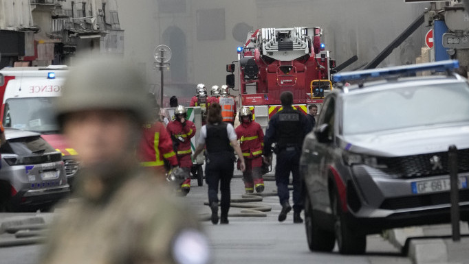 Troje poginulih u velikom požaru u predgrađu Pariza, jedno dete u životnoj opasnosti