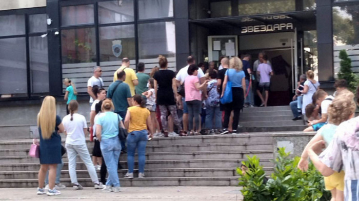 Gužve ispred beogradskih opština: Do sada podeljeno blizu 64.000 kartica za besplatan ulaz na bazene