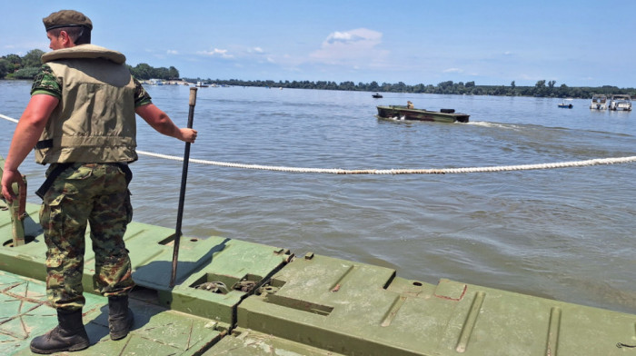 Vojska Srbije postavila pontonski most do plaže Lido na Dunavu