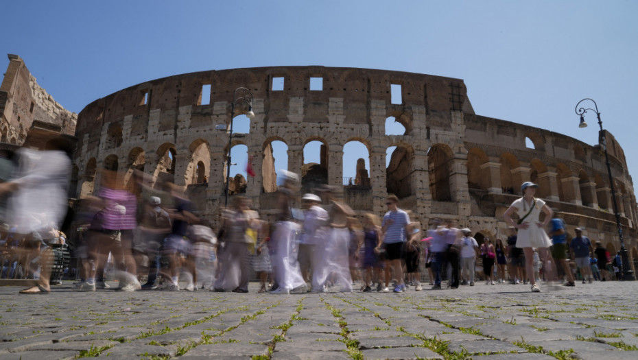 Koloseum oštećen treći put za nekoliko nedelja, Nemac grebao cigle u prizemlju