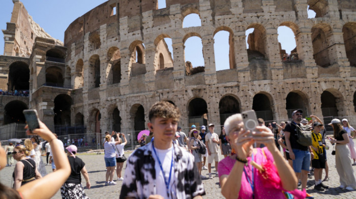 Italijani u potrazi za vandalom: Turisti preti 15.000 dolara novčane kazne zato što je urezivao imena na zidu Koloseuma