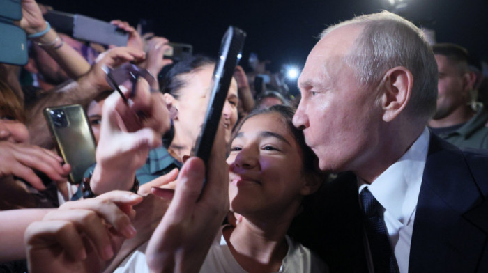 Putin u iznenadnoj poseti Dagestanu: Grlio se sa narodom, "pljuštali" poljupci i selfiji