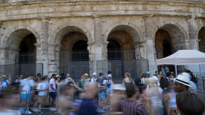 Turista koji je urezivao imena na zid Koloseuma je bugarski državljanin: Vandal moli Italiju za oproštaj