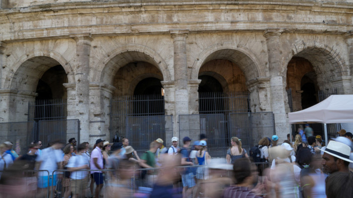 Turista koji je urezivao imena na zid Koloseuma je bugarski državljanin: Vandal moli Italiju za oproštaj