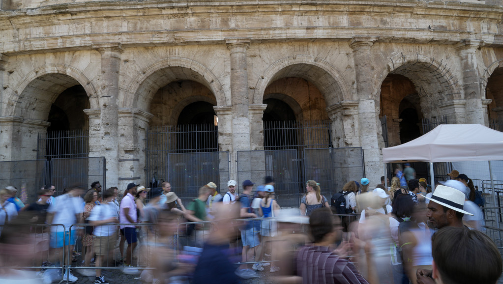 Turista koji je urezivao imena na zid Koloseuma je bugarski državljanin: Vandal moli Italiju za oproštaj