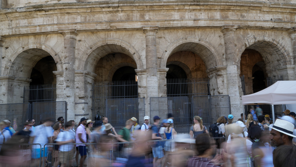 Turista koji je urezivao imena na zid Koloseuma je bugarski državljanin: Vandal moli Italiju za oproštaj