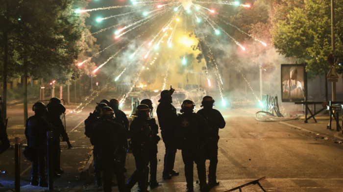 Treća noć protesta u Francuskoj: Uhapšeno 667 osoba, Makron sazvao hitan sastanak vlade