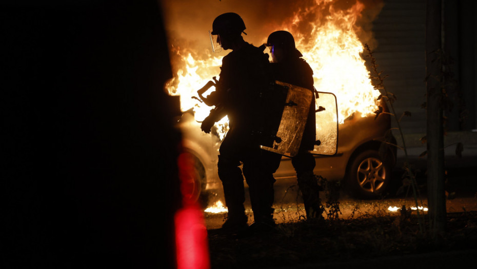 Francuski vatrogasac poginuo dok je gasio zapaljene automobile severno od Pariza