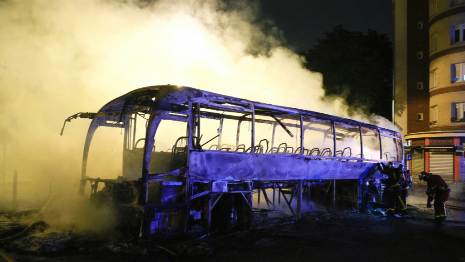 "Zapaljeni autobusi i tramvaj, uništena infrastruktura": Neredi u Parizu naneli javnom prevozu štetu od 20 miliona evra