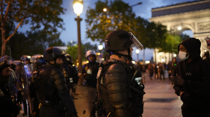 Demonstranti napali kuću lokalnog zvaničnika u Parizu, povređeni žena i dete