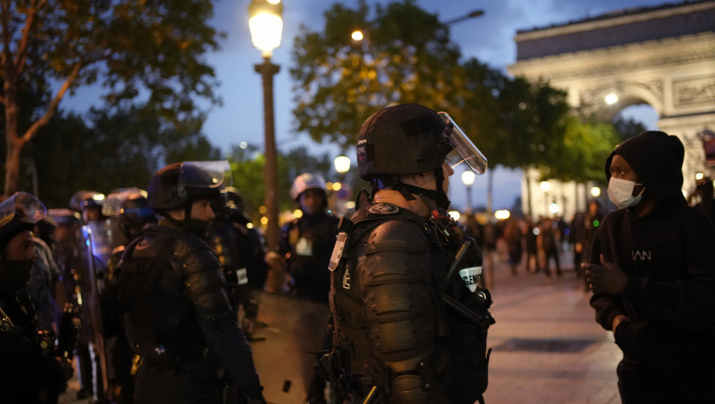 Demonstranti napali kuću lokalnog zvaničnika u Parizu, povređeni žena i dete