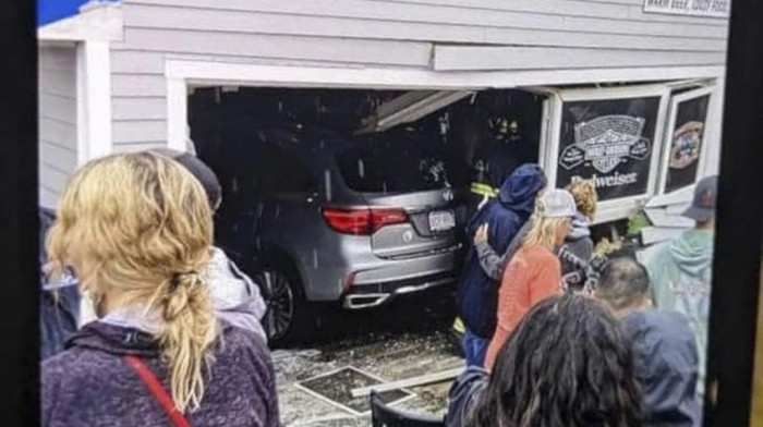 Više od 10 gostiju povređeno kada je automobil nakon sudara uleteo u restoran u SAD