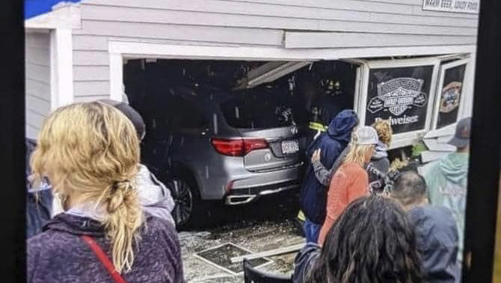 Više od 10 gostiju povređeno kada je automobil nakon sudara uleteo u restoran u SAD