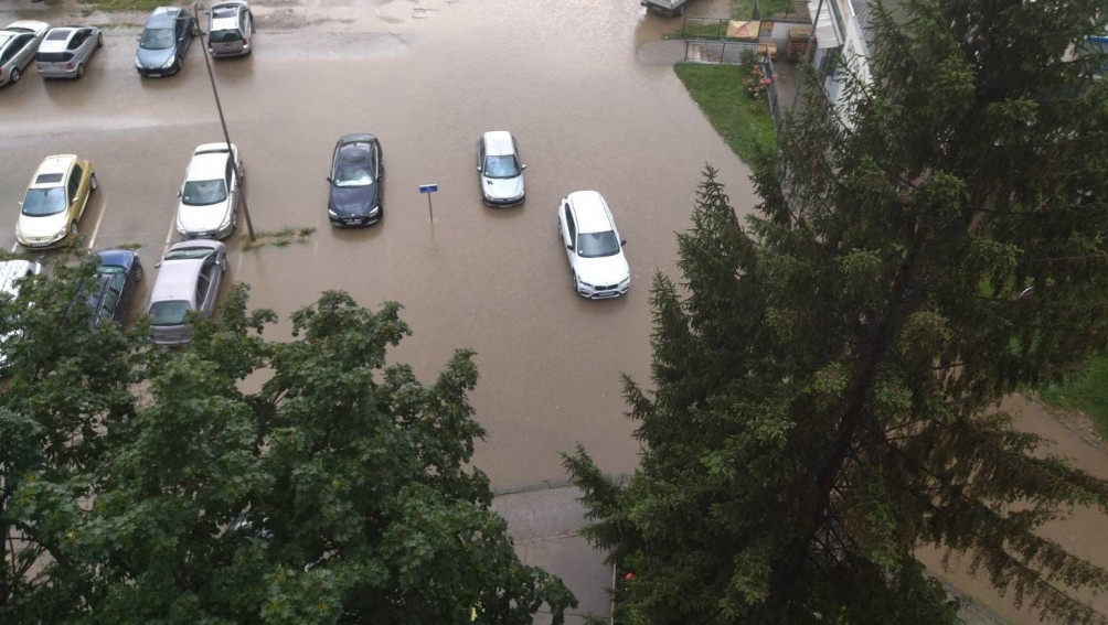 Jaka kiša napravila probleme u delovima zemlje: U Užicu i Priboju pod vodom saobraćajnice, prilazi i imanja