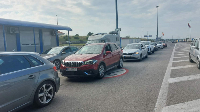 Pojačane gužve na graničnim prelazima: Putnička vozila čekaju oko sat vremena, teretnjaci i do osam sati