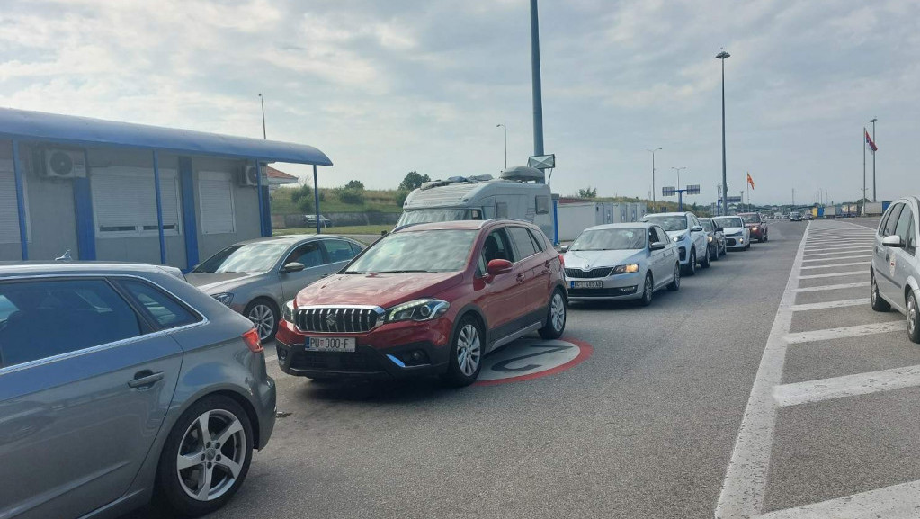 Pojačane gužve na graničnim prelazima: Putnička vozila čekaju oko sat vremena, teretnjaci i do osam sati