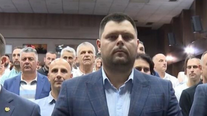 Predsednika opštine Nikšić optužuju da je pokazivao srednji prst tokom himne Crne Gore, on tvrdi da je "nameštao sat"