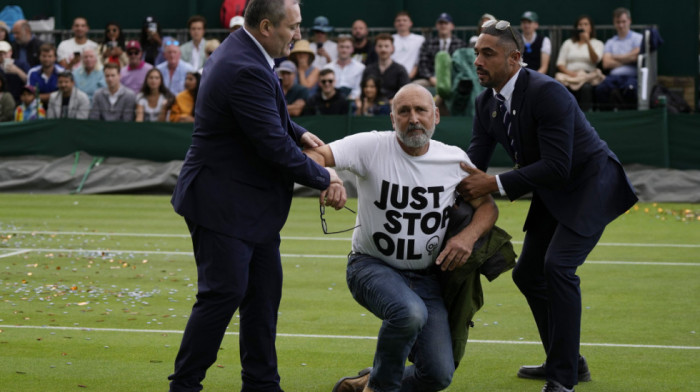 Problemi se ređaju za organizatore Vimbldona: Demonstranti upali na teren