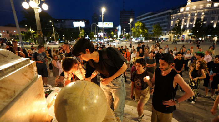 Beograđani se opraštaju od Noe: Paljenje sveća za ubijenu tiktokerku