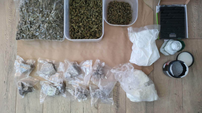 Zaplenjeno više od sedam kilograma narkotika, uhapšeno pet osoba