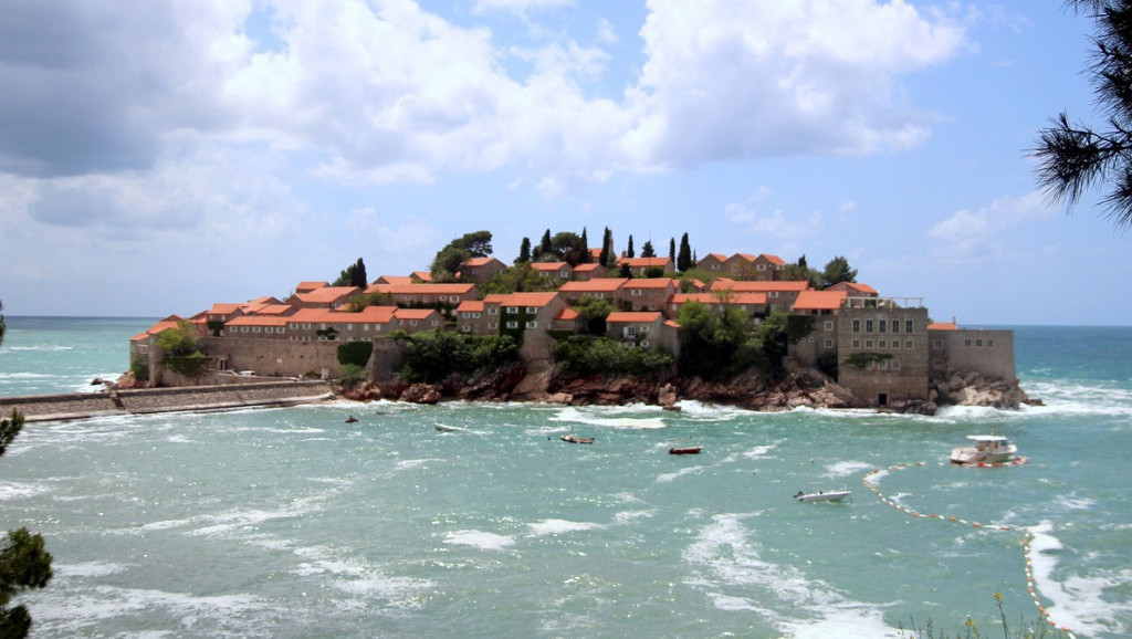 Sveti Stefan je moguće posetiti, ali ne i prenoćiti