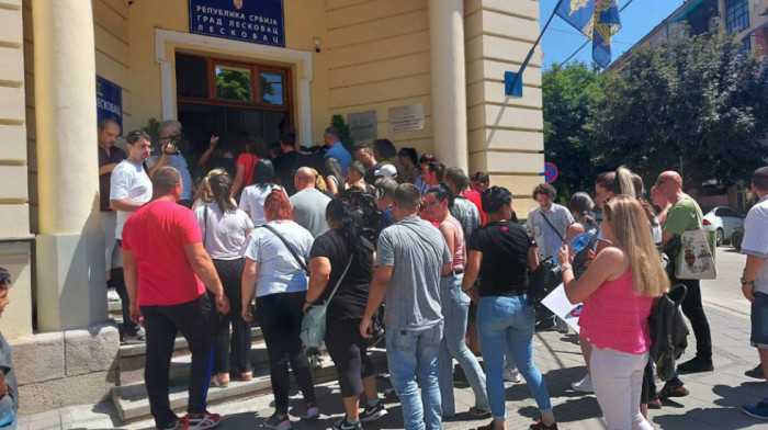 Radnici Džinsija koji su ostali bez posla protestvovali ispred Gradske kuće, razgovarali sa gradonačelnikom Leskovca