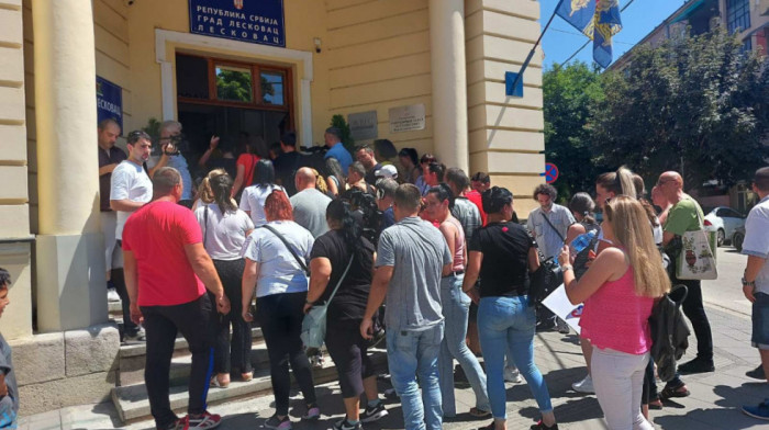 Radnici Džinsija koji su ostali bez posla protestvovali ispred Gradske kuće, razgovarali sa gradonačelnikom Leskovca