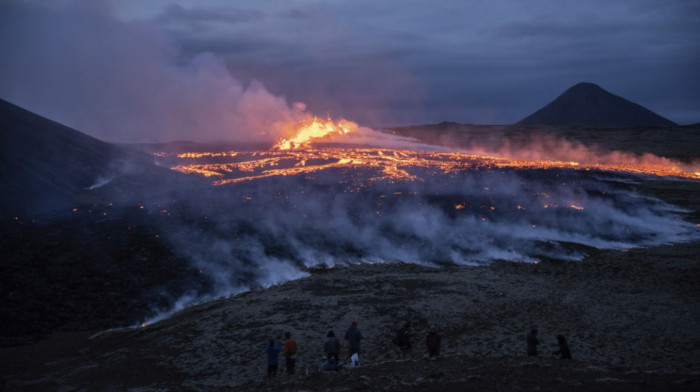 Počela erupcija vulkana na Islandu, evakuisano 4.000 građana