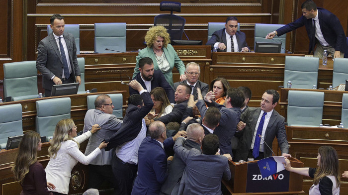 Masovna tuča poslanika u kosovskom parlamentu: Kurtija polili vodom, pesničenje i opšti haos pred govornicom (VIDEO)