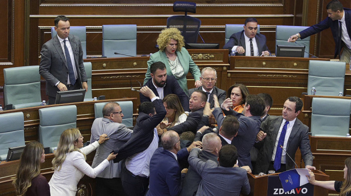 Masovna tuča poslanika u kosovskom parlamentu: Kurtija polili vodom, pesničenje i opšti haos pred govornicom (VIDEO)