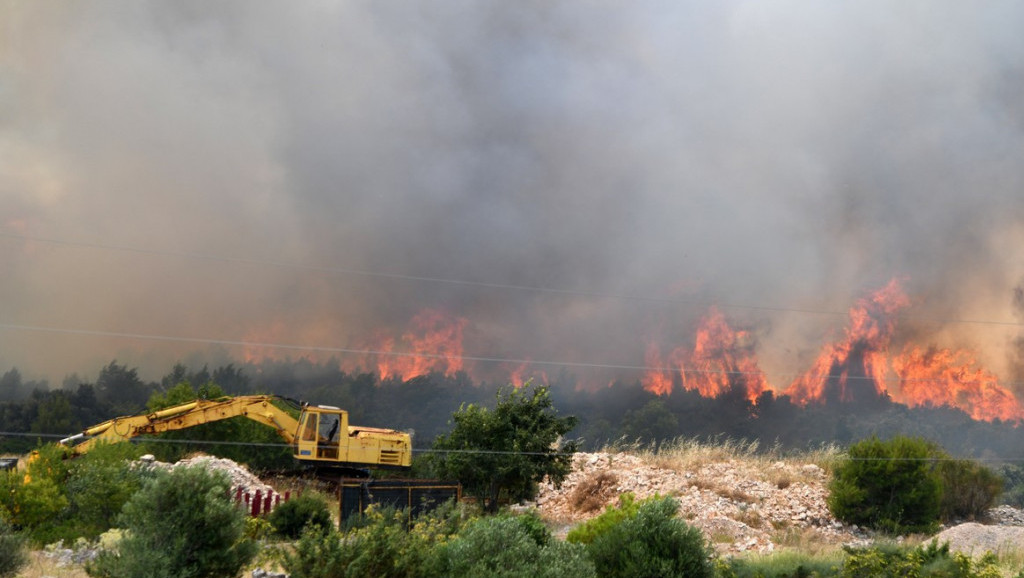 Najmanje dve osobe povređene u velikom šumskom požaru kod Šibenika