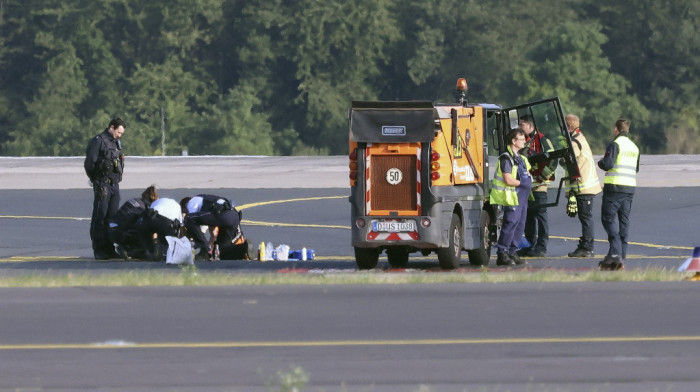 Klimatski aktivisti u Nemačkoj se zalepili za piste dva aerodroma, putnici satima čekali avione