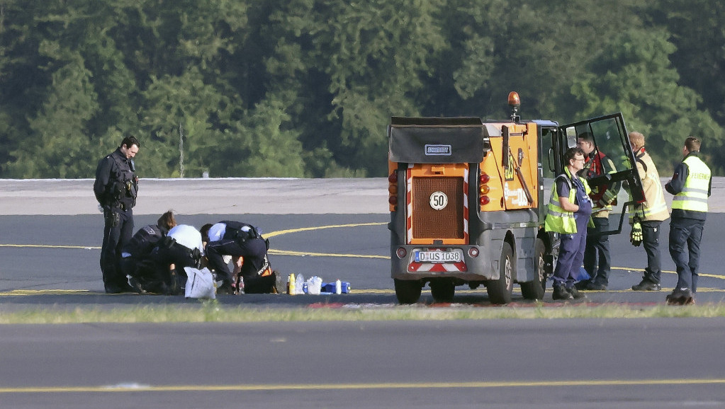 Klimatski aktivisti u Nemačkoj se zalepili za piste dva aerodroma, putnici satima čekali avione