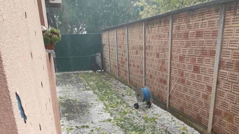 Snažno nevreme na severu Srbije: Grad pogodio Apatin i Vrbas, kiša u Somboru, RHMZ izdao upozorenje