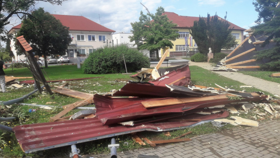 Snažno nevreme pogodilo Sloveniju, stabla padala na ulice