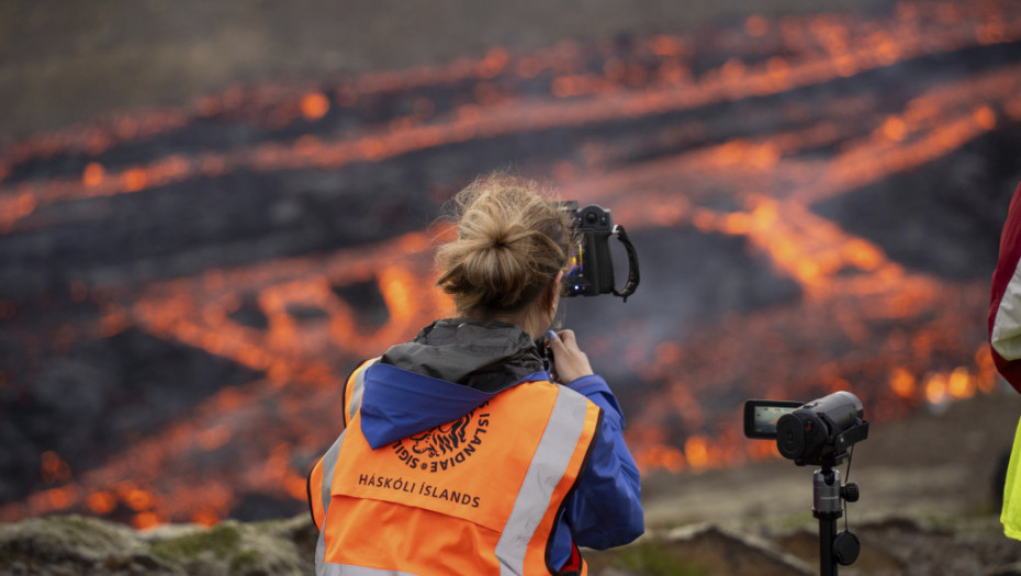 Prizor snažniji od opasnosti od lave: Erupcija vulkana na Islandu privukla hiljade znatiželjnika