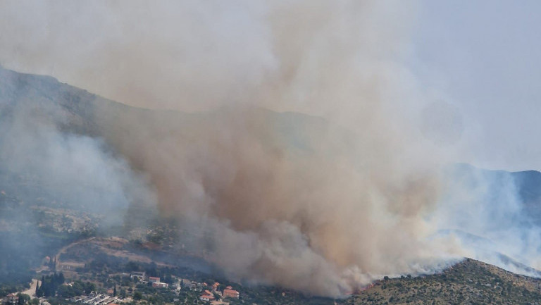 Požar kod Šibenika još nije ugašen, ali je pod kontrolom