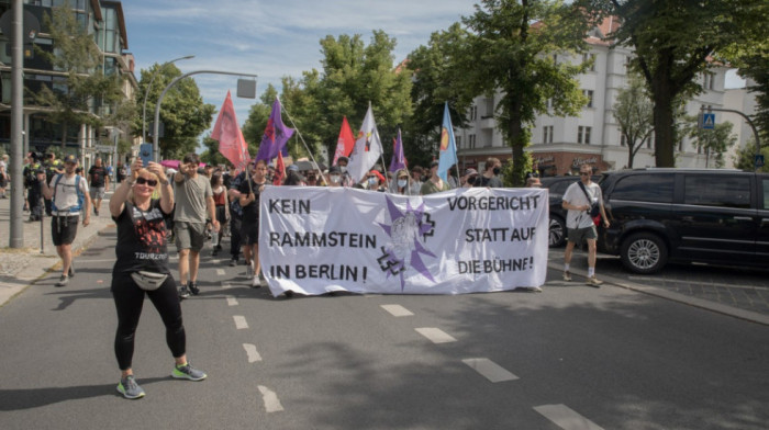 Protest protiv koncerata Ramštajna u Berlinu posle optužbi protiv pevača Tila Lindemana