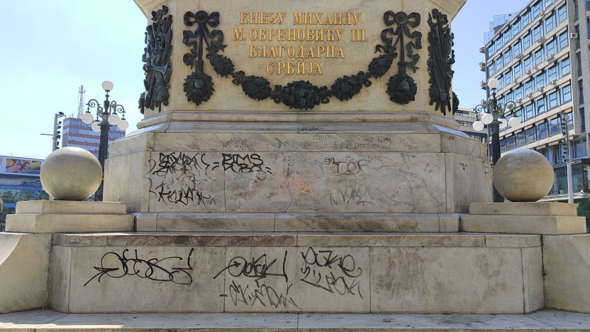 Uklonjen grafit sa kamenog postamenta spomenika knezu Mihailu na Trgu Republike